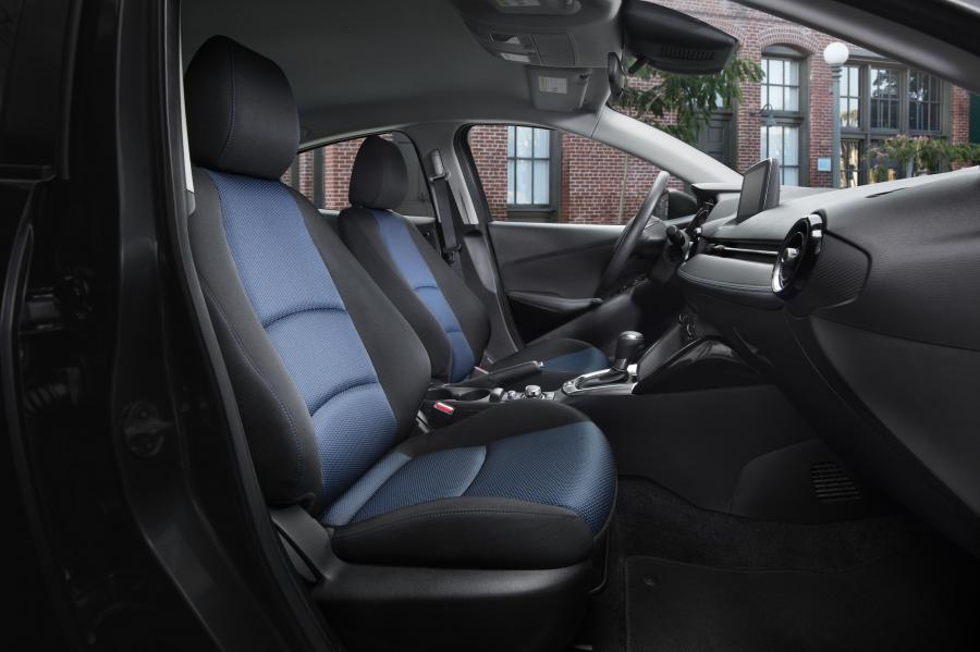 Интерьер Toyota Yaris iA 2016 года  (US) (фото 6 из 6)